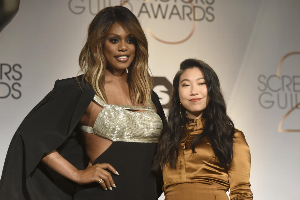 Laverne Cox, izquierda, y Awkwafina posan tras el anuncio de las nominaciones a la 25a entrega anual de los Premios del Sindicato de Actores de la Pantalla en el Pacific Design Center el miércoles 12 de diciembre de 2018 en West Hollywood, California. Los premios serán entregados el 27 de enero de 2019 en Los Angeles. (Foto Chris Pizzello/Invision/AP)