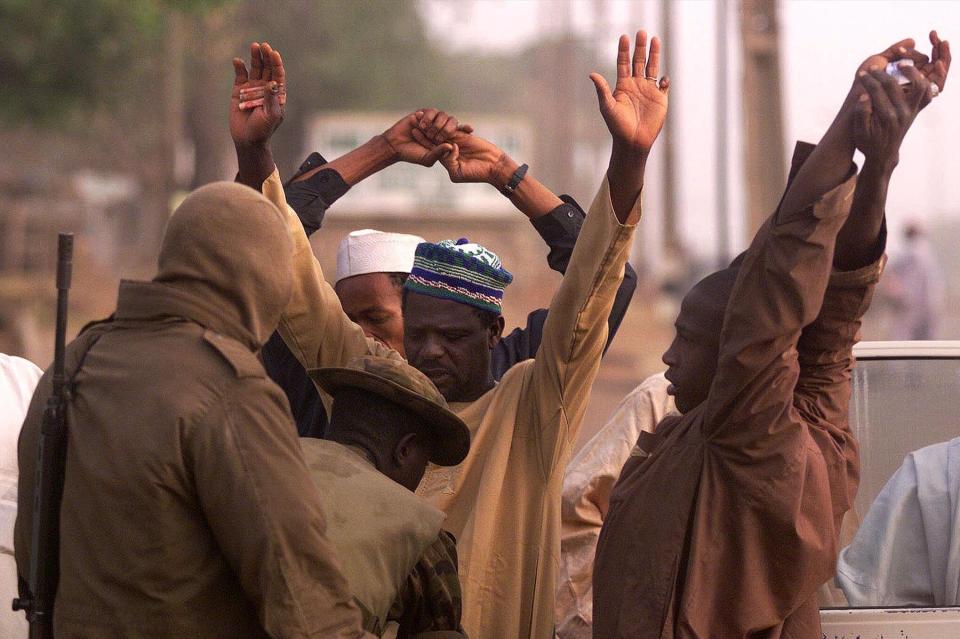 <p>In den Jahren 1999/2000 hatten mehrere Bundesstaaten in Nigeria die Scharia eingeführt, sie gilt in neun Bundesstaaten. Zu den gewalttätigsten Vertretern der Scharia gehört die Terrororganisation Boko Haram. Sie gilt als nigerianische Al-Qaida und ist für die Ermordung von Christen, aber auch Muslimen, die nicht ihrer Glaubensrichtung entsprechen, verantwortlich. (Bild: AP Photo) </p>