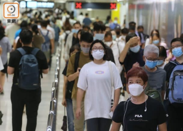 At Kowloon Tong station, large numbers of citizens entered the gate to take the train.  (Photo by Huang Zhongmin)
