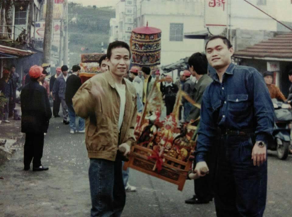 蕭凱嶸（右1）年少輕狂時曾參加廟會陣頭。翻攝阿志粄條臉書