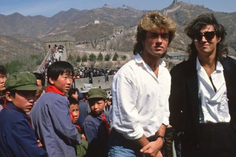 George Michael y Andrew Ridgeley en la Muralla China, en 1985, en el ápice de su fama global