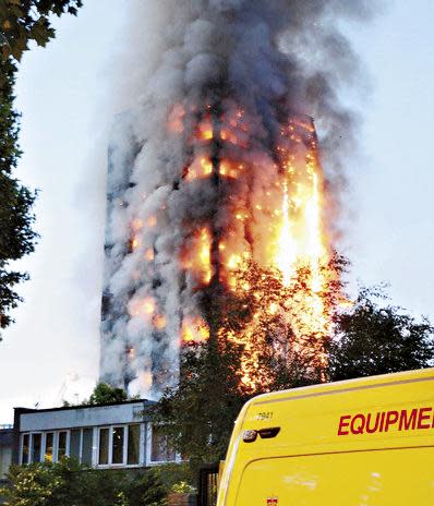 英國倫敦葛林菲爾塔（Grenfell Tower）熊熊火勢在15分鐘內不斷向上蔓延，吞噬整棟大樓，如同火炬般燃燒超過10個小時。（東方IC）