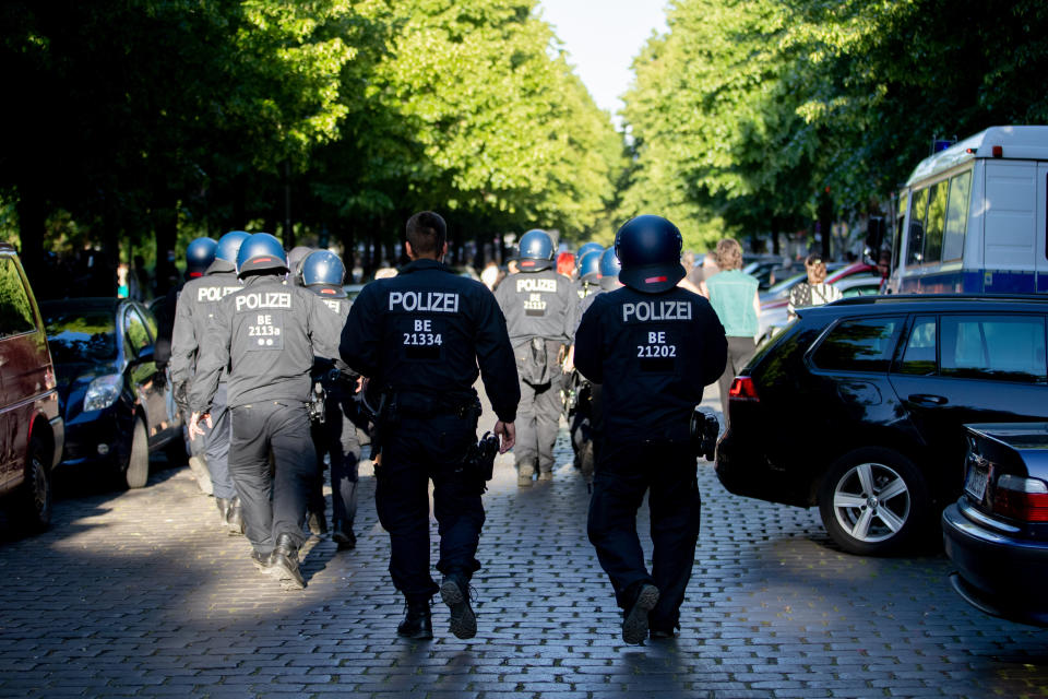 ARCHIV - 02.06.2020, Berlin: Polizisten gehen bei einer Demonstration durch eine StraÃe. Die Berliner Polizei werde am Wochenende mit Hunderten Beamten im Einsatz sein.Â (zuÂ "Berlin am Wochenende: Tausende zu Demonstrationen erwartet") Foto: Christoph Soeder/dpa +++ dpa-Bildfunk +++