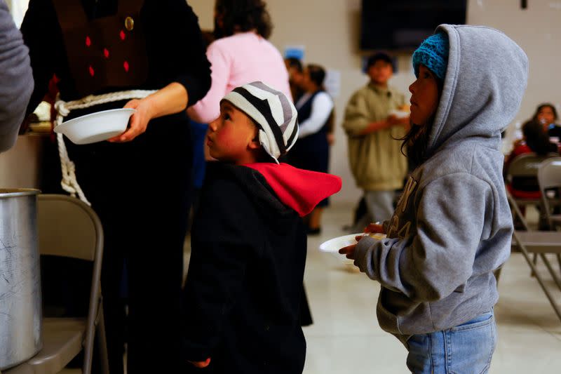 FOTO DE ARCHIVO. Niños migrantes de Ecuador hacen fila para recibir alimentos en el comedor de una iglesia en Ciudad Juárez