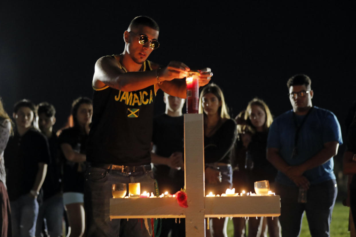 Vor der Marjory Stoneman Douglas High School trauen Schüler vor einem provisorischen Altar. (Bild: AP Photo/Gerald Herbert)