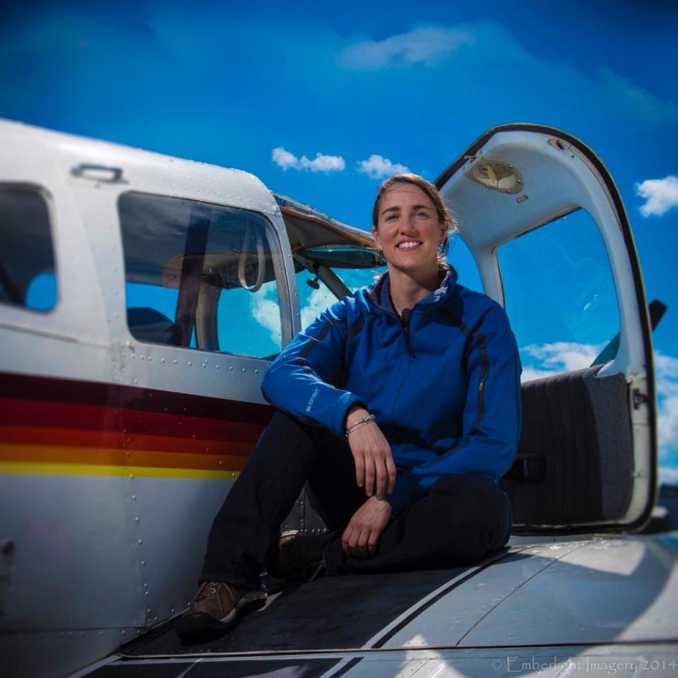 Denise Stecconi estudió biología, se especializó en negocios y luego obtuvo su licencia de aviación. Ahora trabaja simultáneamente en Alaska Airlines y una filial de Amazon. (Foto cortesía)