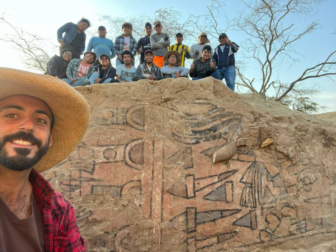 The Swiss-Peruvian excavation team led by Sâm Ghavami (front) with the mural.