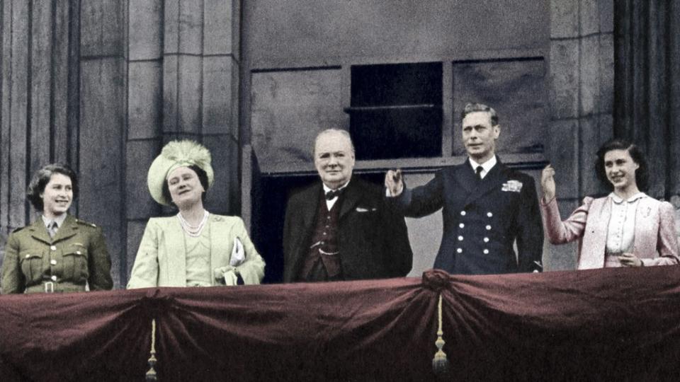 El rey Jorge VI y la reina con la princesa Isabel, la princesa Margarita y Winston Churchill en el balcón del palacio de Buckingham el Día de la Victoria, Londres, 8 de mayo de 1945.