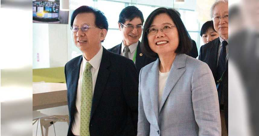 左一：高端總經理陳燦堅，右二：總統蔡英文（圖／高端提供）