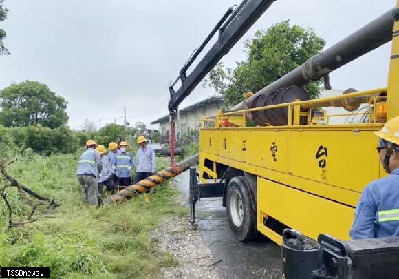 中颱海葵發威多處斷電，台電台南區處整備動員，工程人員冒雨出動全力救援搶修。（記者李嘉祥攝）