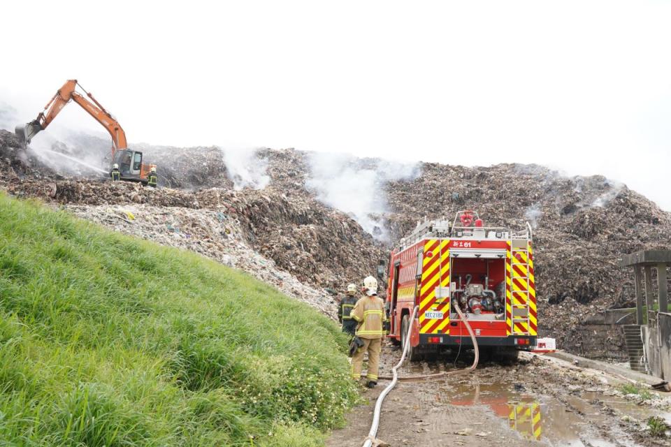全縣垃圾堆置22萬噸，竹縣希望竹市焚化爐能提高代燒量至每日170噸，竹市說難度太高。（圖：消防局提供）