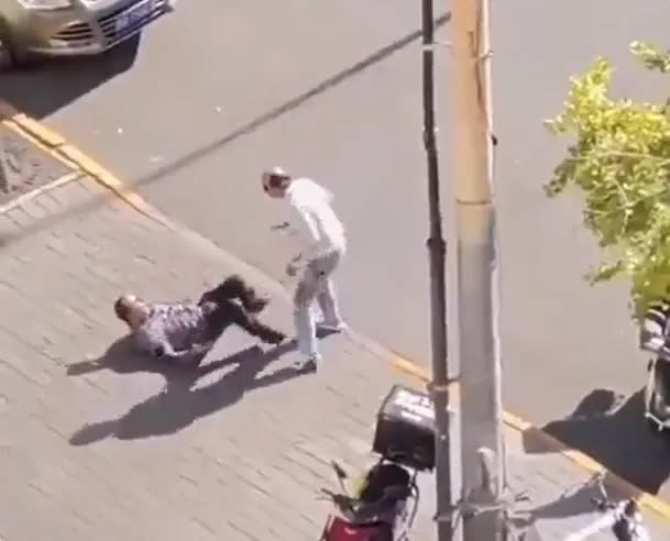 <strong>身穿灰衣的50歲以色列使館員工家屬（左）在大陸北京一間超市前，遭1名53歲外籍商人持刀攻擊。（圖／翻攝自社群平台X）</strong>