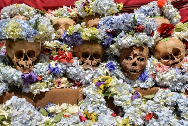 Bolivianos celebran tradicional Día de las Calaveras con desfile de flores,  pelucas y hojas de coca