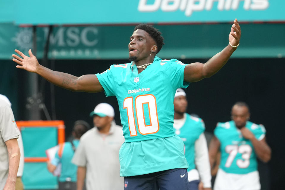 MIAMI GARDENS, FL - 09 AGUSTUS: Penerima lebar Miami Dolphins Tyreek Hill (10) memasuki lapangan dengan penuh semangat sebelum pertandingan antara Atlanta Falcons dan Miami Dolphins pada hari Jumat, 9 Agustus 2024 di Hard Rock Stadium di Miami Gardens, Florida. (Foto oleh Peter Joneleit/Icon Sportswire via Getty Images)