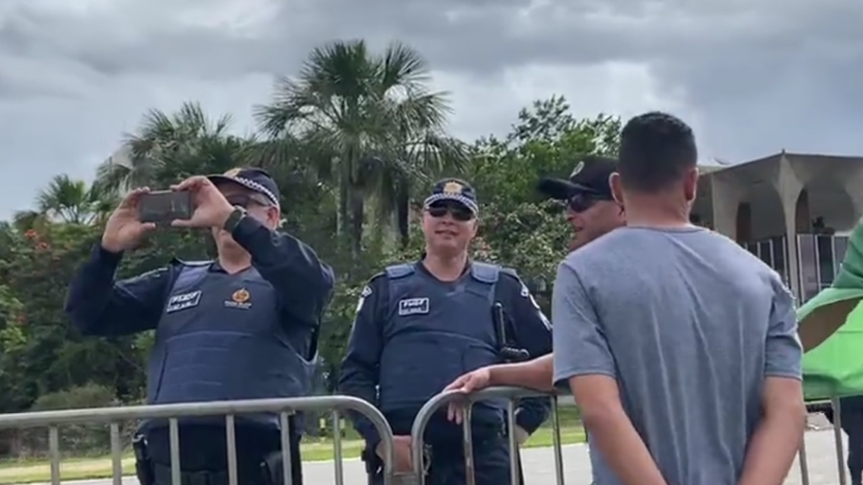 Sur cette image, des policiers brésiliens observent la marée humaine pro-Bolsonaro s’introduire dans les principaux lieux de pouvoir du Brésil, sans grande inquiétude apparente.