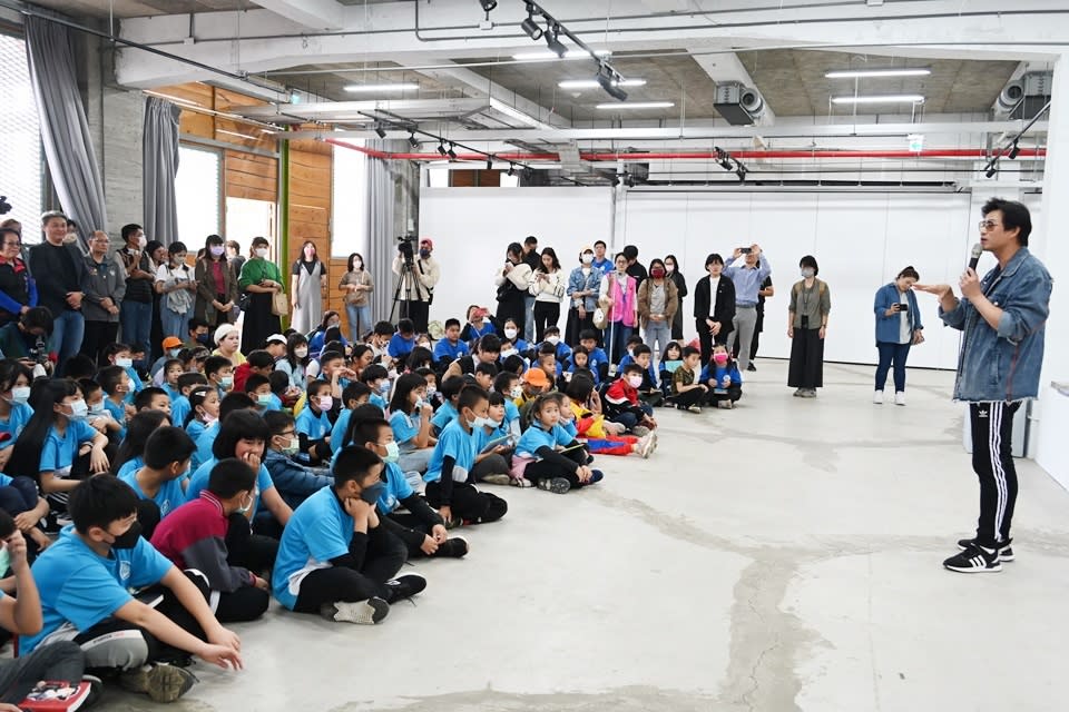 音樂人陳國華進駐TTICC新銳創作工作室，並受邀參與「文化種子萌芽計畫」，現場指導長濱鄉6校學生歌唱技巧，並模擬錄音間，體驗單曲錄製。