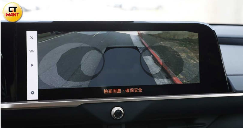 TOYOTA Crown提供360度視野與底盤透視功能的PVM環景影像輔助，配備不輸進口豪華房車配備。（圖／劉耿豪攝）