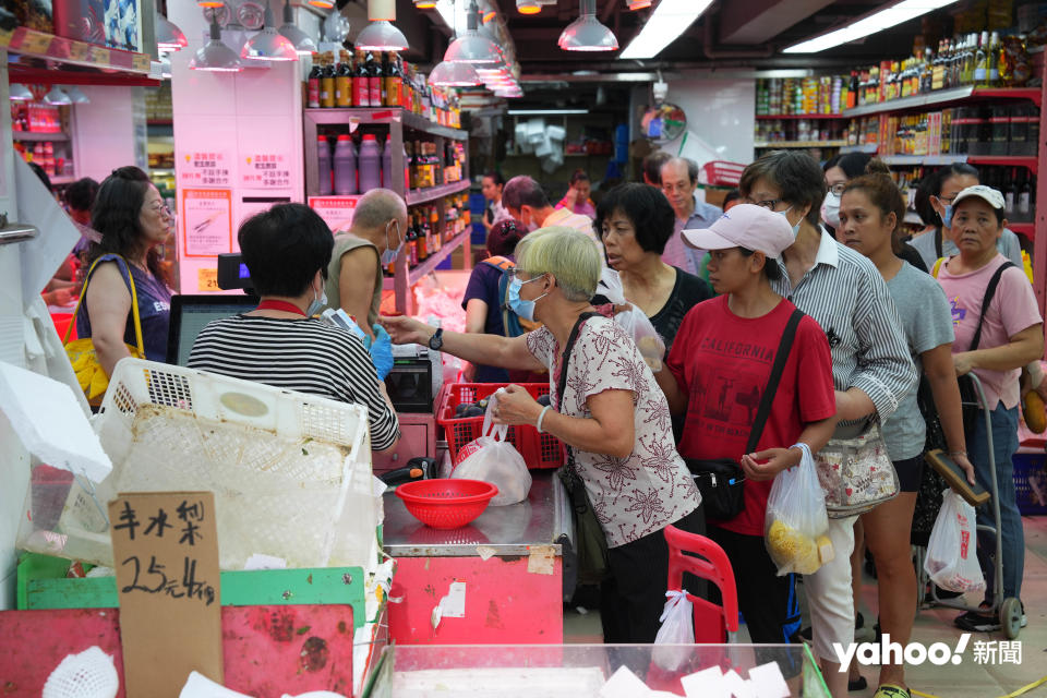 在北角春秧街街市一間凍肉鋪，收銀機前大排長龍（攝：HLKP）