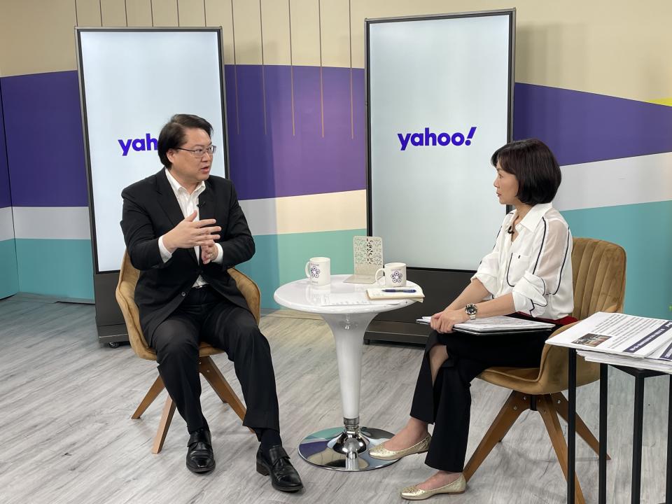 ▲內政部長林右昌接受YahooTV《齊有此理》主持人王時齊專訪