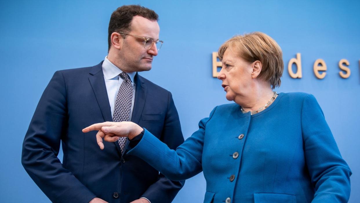 Bundeskanzlerin Angela Merkel im Gespräch mit Bundesgesundheitsminister Jens Spahn.