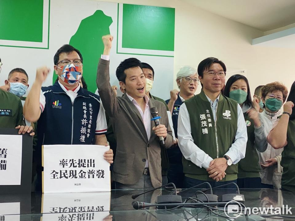 32位士林大同區里長力挺民進黨立委何志偉。   圖：周煊惠 / 攝