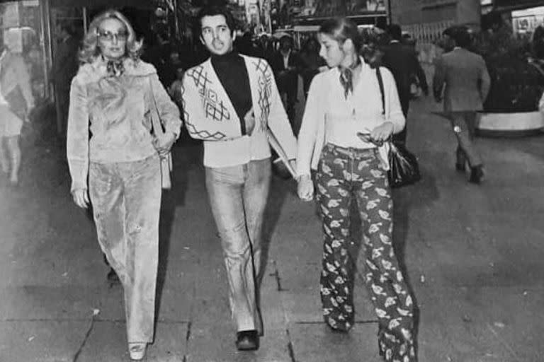 Mirtha Legrand, Héctor Vidal Rivas y Marcela Tinayre por la calle Florida a la altura de las tiendas Harrod´s