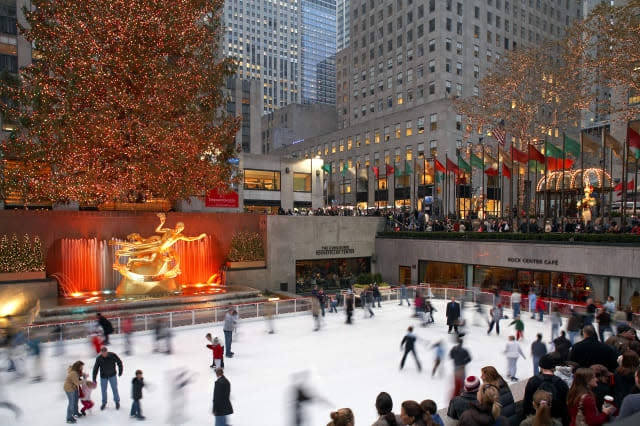 United States, New York, Manhattan, Rockefeller Center, Ice-skating rink, the giant Christmas tree and Prometheus sculpture by P