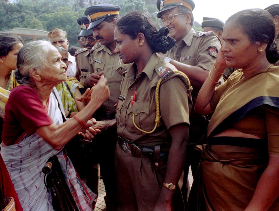 Ahilyabai Rangnekar, 76, argues with police in Bombay July 20 during a demonstration by various women's organisations against the postponement of historic legislation reserving parliamentary and state assembly seats for women. The legislation, which seeks to set aside 33 percent of electoral seats for women, was postponed after political parties failed to reach a consensus because members of regional parties felt that the ruling coalition was ignoring the demands of less developed and Moslem communities.

SK/JIR - RP1DRIFZNIAA