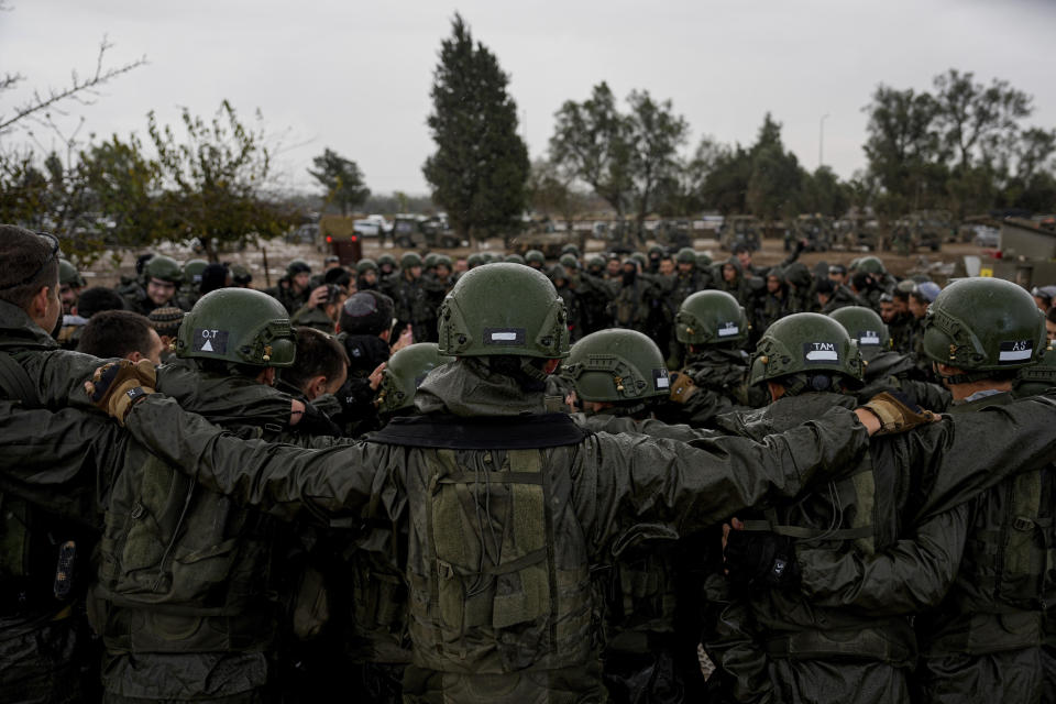 Soldados israelíes escuchan a su comandante antes de entrar en la Fraja de Gaza, sur de Israel, miércoles 13 de diciembre de 2023. (AP Foto/Ohad Zwigenberg)