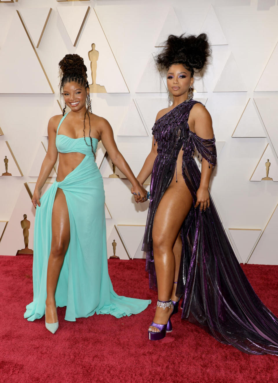 HOLLYWOOD, CALIFORNIA – MARCH 27: (L-R) Halle Bailey and Chloe Bailey attend the 94th Annual Academy Awards at Hollywood and Highland on March 27, 2022 in Hollywood, California. (Photo by Mike Coppola/Getty Images)