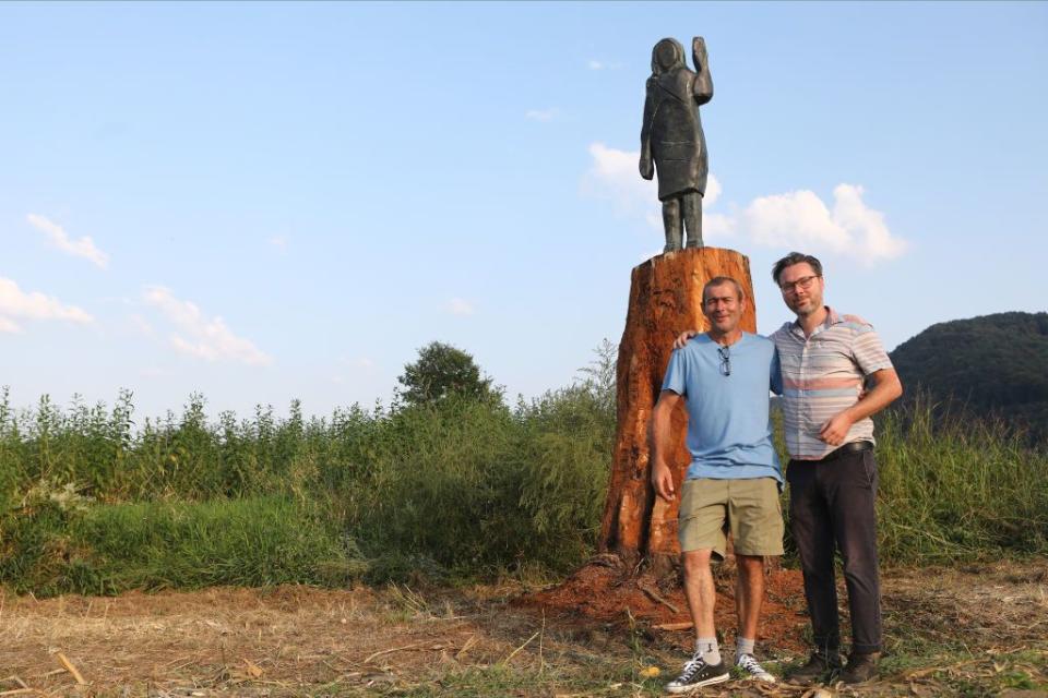 In ihrer Heimatstadt Sevnica im Südosten Sloweniens wurde eine lebensgroße Bronzestatue von Melania Trump enthüllt. Sie soll eine Holzfigur ersetzen, die im Juli in Brand gesteckt wurde. (Bild: Getty Images)