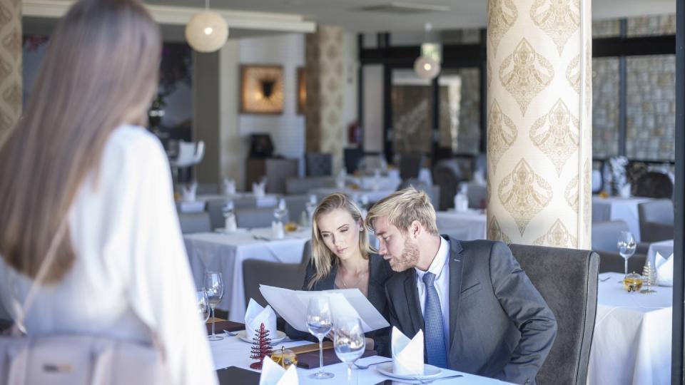 Mit den richtigen Benimmregeln können Geschäftspartner auch beim Businesslunch überzeugen. Foto: Zerocreatives/Westend61