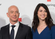 Im Juli wurde mit Jeff Bezos der reichste Mann der Welt geschieden. Nach 25 Jahren Ehe mit dem Amazon-Chef bekam MacKenzie Bezos ein 38,3 Milliarden Dollar schweres Amazon-Aktienpaket und besitzt damit vier Prozent an Amazon. Jeff Bezos behielt Firmenanteile in Höhe von zwölf Prozent und im Wert von 114,8 Milliarden Dollar, womit er nach wie vor auf dem ersten Platz der reichsten Menschen der Welt steht. Mackenzie Bezos war von Anfang an bei der Entwicklung von Amazon dabei und hat maßgeblich am Erfolg mitgewirkt.(Bild: Getty Images)