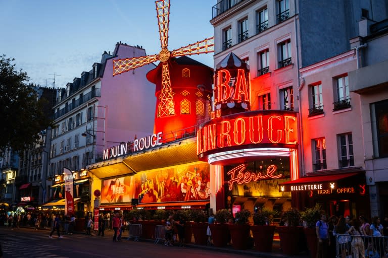 Das legendäre Pariser Cabaret Moulin Rouge hat sein bekanntes Wahrzeichen verloren: Die Flügel der roten Windmühle auf dem Dach des Moulin Rouge sind in der Nacht zum Donnerstag herabgestürzt. (Dimitar DILKOFF)