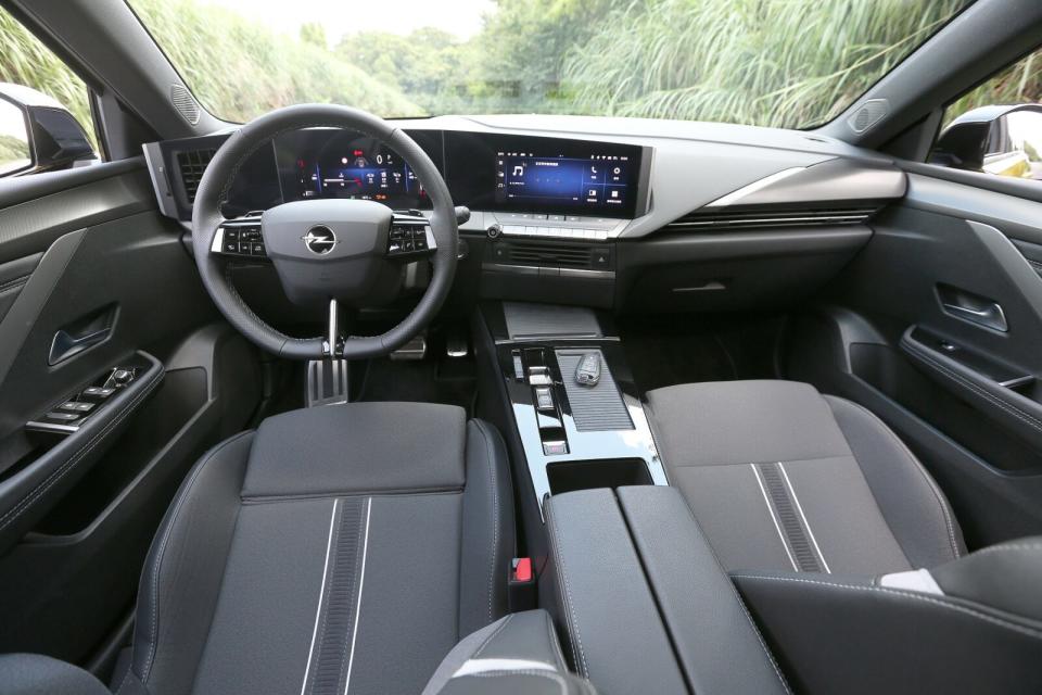 內裝同樣進一步發揮品牌的Detox極簡直覺減壓座艙概念，引進車型更統一標配10吋+10吋的Pure Panel Pro高階整合式數位儀錶。