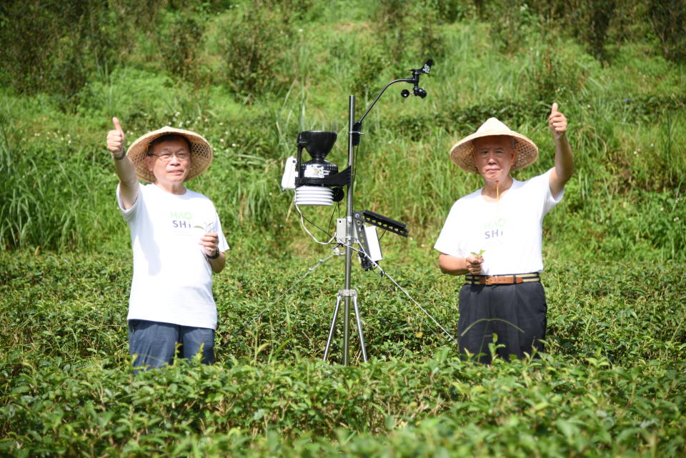 魏應充（左）支持好食好事基金會董事長陳宏裕（右）將科技導入茶園種植管理，以AIoT幫助農民在田間進行即時種植決策與判斷。（好食好事基金提供）