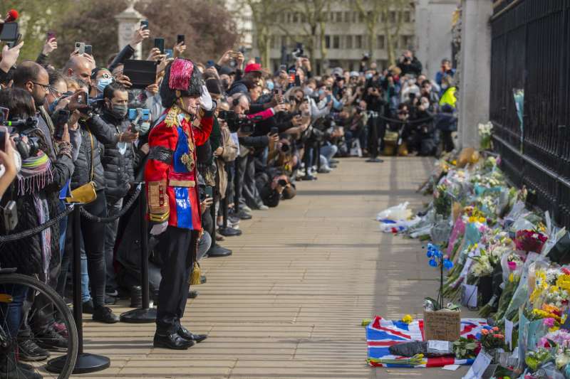 英國女王的丈夫菲利普親王辭世，民眾自發在街頭獻花悼祭。（AP）