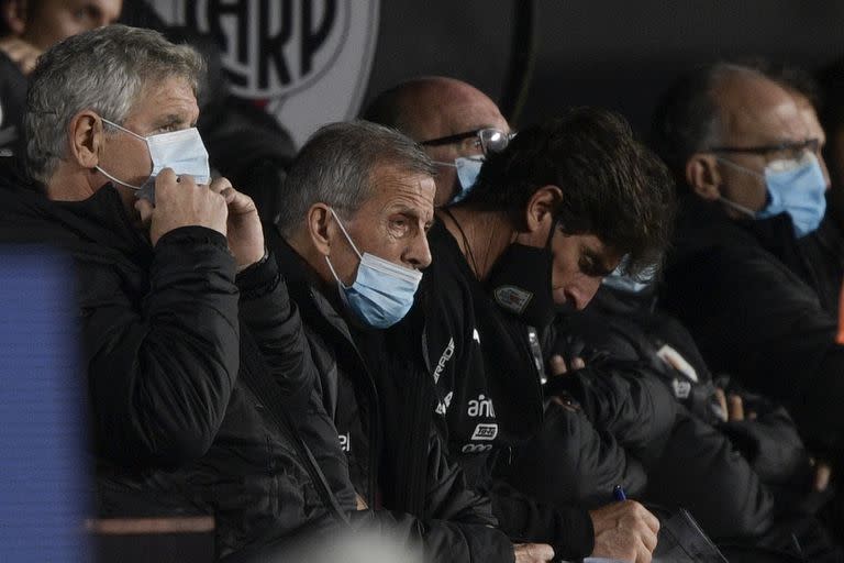 Oscar Washington Tabárez en el Monumental, en la caída 3-0 de Uruguay ante la Argentina, por las Eliminatorias. 