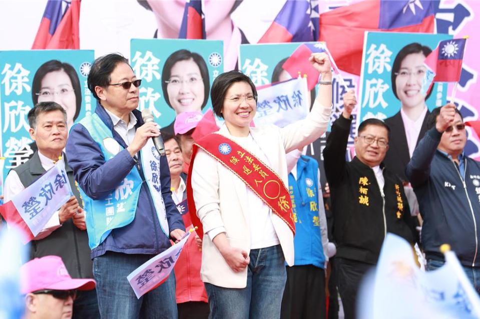 桃園市長張善政（左）3日到湖口鄉，為國民黨立委候選人徐欣瑩（左二）站台助講。（羅浚濱攝）