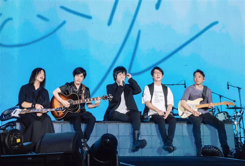 五月天上海演唱會被中國音樂網紅「麥田農夫」質疑假唱。（圖／相信音樂提供）