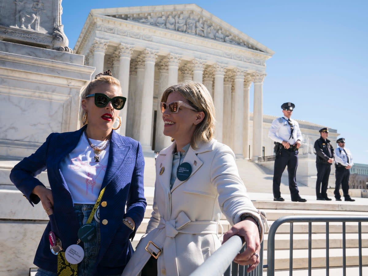 Busy Philipps y Elizabeth Banks participan en una manifestación por el derecho al aborto frente al Tribunal Supremo el 4 de marzo de 2020 en Washington, DC. Busy Philips es una de las muchas celebridades que se han abierto sobre haber recibido un aborto, y Elizabeth Banks ha sido una defensora de los derechos reproductivos (Sarah Silbiger/Getty Images)