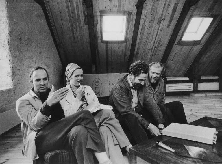 Ingmar Bergman, Liv Ullmann, Erland Josephson y el director de fotografía Sven Nykvist durante el rodaje de la miniserie en el estudio improvisado en la casa del cineasta en la isla de Farö, en 1972