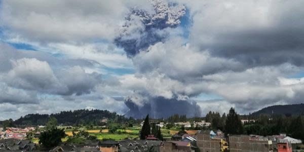 Hace erupción volcán Sinabung en Indonesia