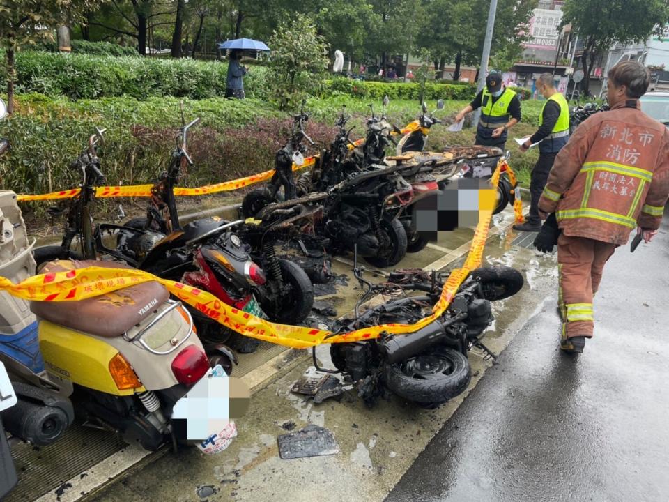 圖片說明：機車整排遭火吻。（記者戴昱弘翻攝）