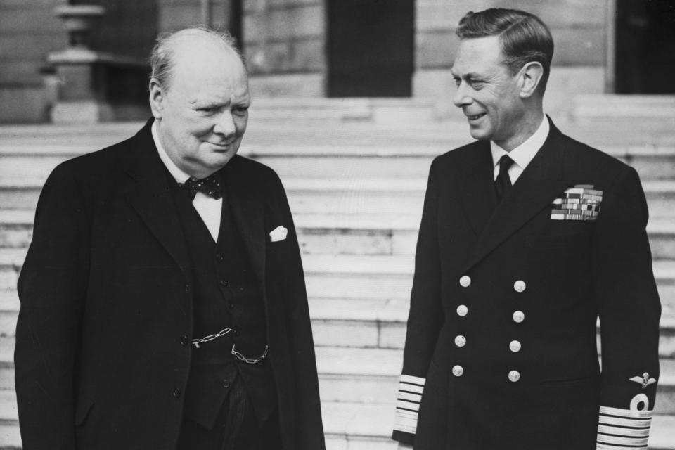 Der Gebrauch von Spitznamen innerhalb der britischen Königsfamilie hat eine gewisse Tradition: König George VI. (rechts) wurde von seinen Lieben schlicht Bertie genannt - in Anlehnung an seinen ersten Vornamens Albert. (Bild: Fox Photos/Hulton Archive/Getty Images)