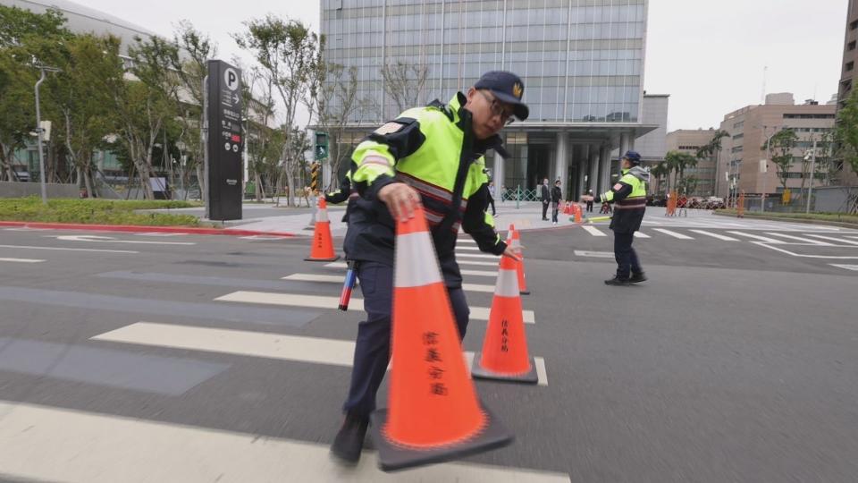 警方當天規劃警力在球場各出入口加強巡視，協助維護民眾入、散場。（翻攝畫面）