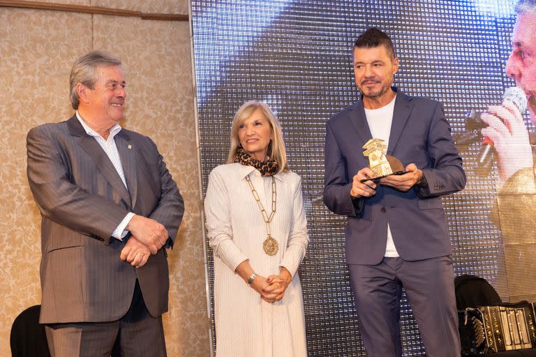 Marcelo Tinelli recibe el premio de las manos del alcalde y la vicepresidente 