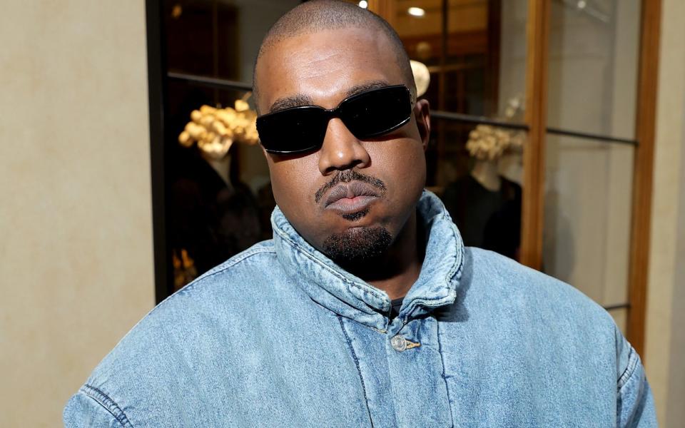 Er scheint seine Taten zu bereuen: In den vergangenen Monaten beleidigte Kanye West seine Ex-Frau Kim Kardashian und ihren damaligen Freund Pete Davidson öffentlich im Netz. Nun entschuldigte er sich für seine Taten. (Bild: 2022 Getty Images/Victor Boyko)