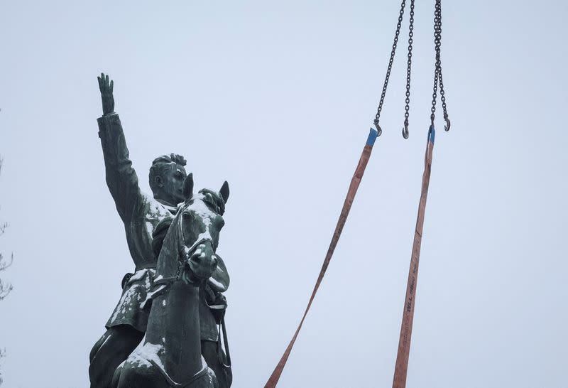 Monumento soviético a Mykola Schors, comandante de campo soviético durante la Guerra Civil rusa, antes de su desmantelamiento, en medio del ataque de Rusia a Ucrania, en Kiev