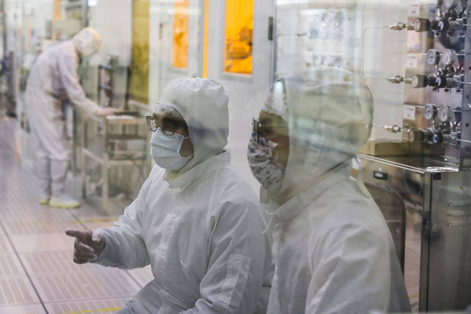 Engenheiros trabalham em uma sala limpa no Taiwan Semiconductor Research Institute em Hsinchu, Taiwan, em 10 de fevereiro de 2022. Foto tirada em 10 de fevereiro de 2022. Foto tirada em 10 de fevereiro de 2022. REUTERS/Ann Wang